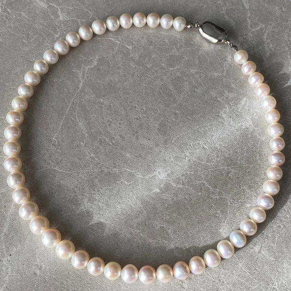 Fresh water  pearl necklace - hikari pearl.